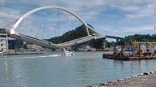 Detik-detik Runtuhnya Jembatan di Taiwan