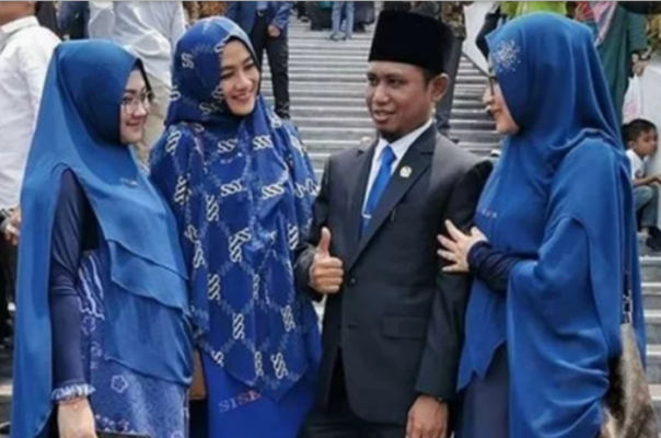 Lora Fadil yang membawa 3 istrinya sekaligus saat pelantikan dirinya sebagai anggota DPR RI periode 2019-2024 di Senayan. Foto: int 