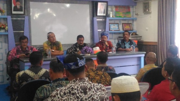 Kakanwil Kemenkumham Wilayah Riau MDiah dan Kepala Divisi Imigrasi Mujiono melakukan kunjungan kerja ke Kantor Imigrasi kelas IIA TPI Bengkalis (foto/hari)