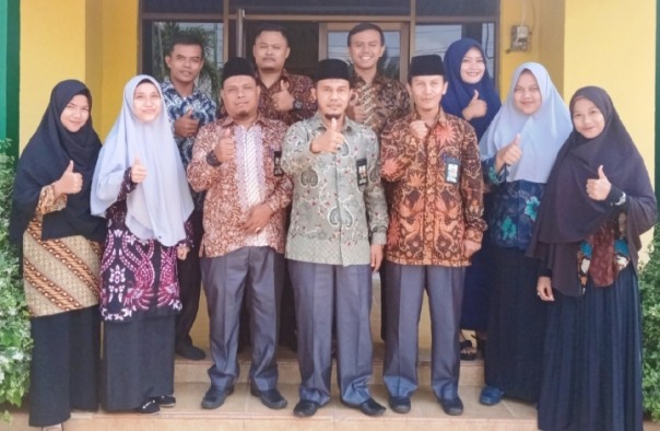 Pimpinan dan seluruh pegawai Badan Amil Zakat Nasional (BAZNAS) Kabupaten Bengkalis ikut mengenakan batik (foto/hari)