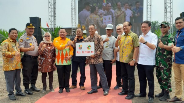 Sinar Mas Agribusiness and Food melalui anak usahanya yang beroperasi di wilayah Riau, PT Ramajaya Pramukti melakukan penanaman kembali (replanting) perdana program peremajaan kebun kelapa sawit. (Foto: Istimewa)