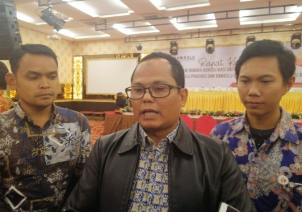 Ketua Bawaslu Riau,  Rusidi Rusdan SAg MPdi didampibgi Ketua Bawaslu Meranti,  Syamsurizal memberikan keterangan pers (foto/mad)