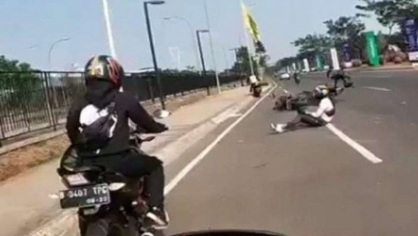 Rekaman video yang menggambarkan anggota TNI terjungkal dari motornya namun tetap sabar, kini viral di media sosial. Foto: int 