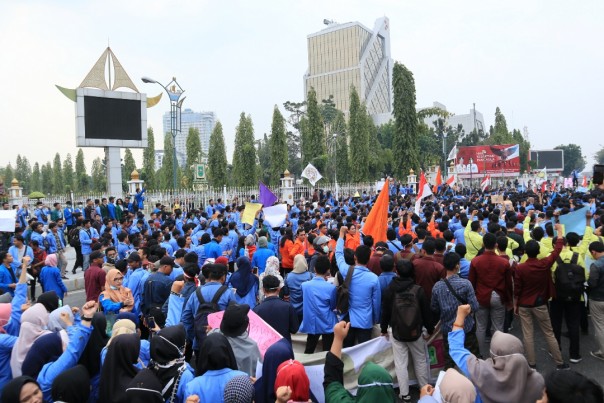 Ribuan Mahasiswa Riau datangi Kantor Gubernur Riau