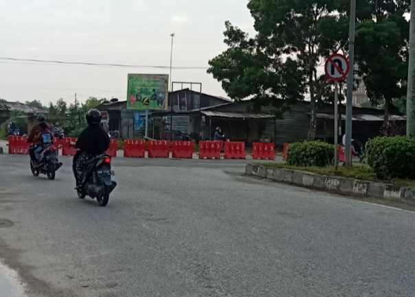 Sementara beberapa warga mengeluhkan penutupan 2 u-turn tersebut (foto/ardi)