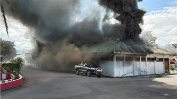 Asap hitam membumbung tinggi ke udara dari salah satu bangunan yang dibakar ketika rusuh terjadi di Wamena. Foto: int 