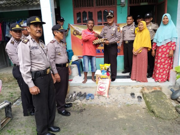Kepala Kepolisian Sektor Polsek Kecamatan Mandau, Kabupaten Bengkalis Kompol Arvin Hariyadi S.IK bagi-bagi sembako (foto/hari)