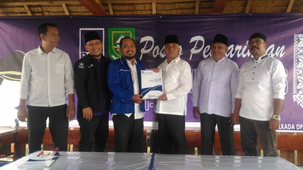 Rozali Saidun pensiunan PNS Pemkab Bengkalis resmi mendaftarkan diri ke DPD Partai Amanat Nasional (PAN) Bengkalis (foto/hari)