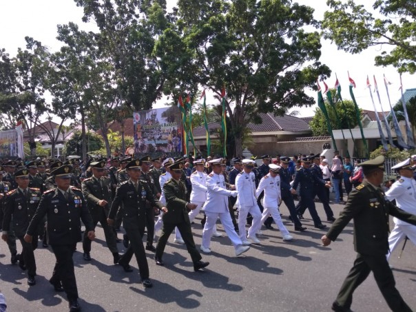 Pawai personel TNI dalam rangka HUT TNI ke 74 di Pekanbaru, Riau