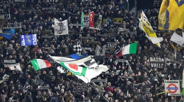 Aksi suporter Juventus di The Allianz Stadium, Turin. (AFP/Migul Medina)
