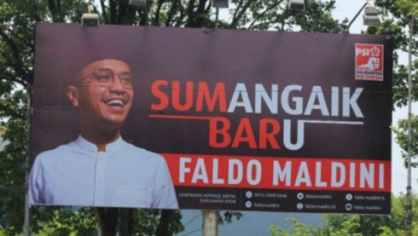 Salah satu baliho Faldo Maldini yang kini banyak berdiri di Kota Padang. Pada bagian atas kanan tampak logo PSI. Foto: int 