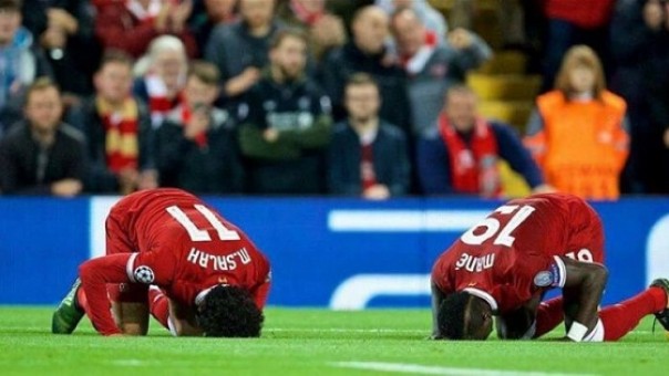 Salah dan Sadio Mane, dua bintang Liverpool yang juga muslim, kerap merayakan gol dengan melakukan sujud syukur. Foto: int 