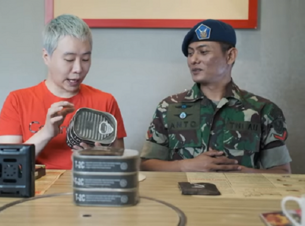Ujung Oppa, youtuber Korea mencoba ransum milik TNI. Ternyata enak lho. Foto: int 