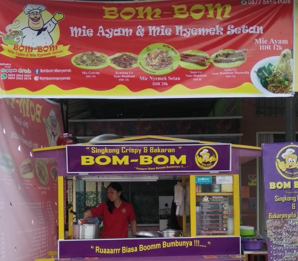 Bom-bom merupakan salah satu kuliner baru yang hadir di Pekanbaru, Riau dengan makanan mie ayam dan mie nyemek