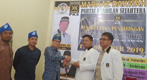 Ketua Lembaga Adat Melayu Riau (LAMR) Kabupaten Pelalawan Tengku Zulmizan Farinja Assagaff mendaftar sebagai Bakal Calon Bupati dan Wakil Bupati Pelalawan Pilkada 2020 (foto/ardi)