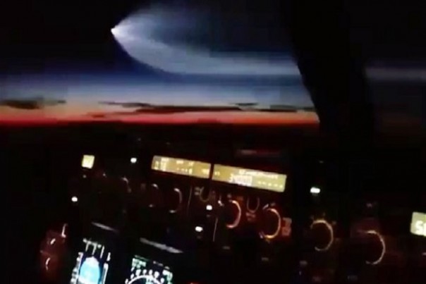 Detik-detik Rudal Balistik Yang Diuji Coba Amerika Meledak di Angkasa Terekam Pilot Pesawat