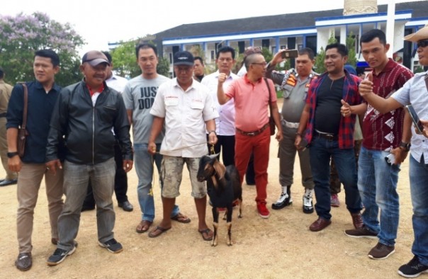 Warga Lampung Utara menyembelih seekor kambing sebagai bentuk rasa syukur setelah Bupatinya diciduk KPK. Foto: int 