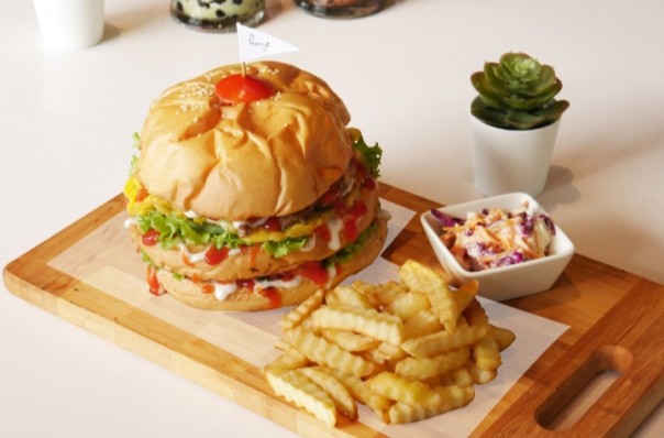 Monster Burger dari PRIME PARK Hotel Pekanbaru hadir memberikan sensasi unik di bulan Oktober ini (foto/istimewa)