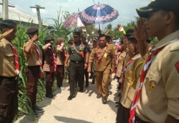 Tim Pengawas dan Evaluasi (wasev) TMMD ke-106 dari Mabesad Kolonel Inf Yudianto Putra Jaya SE MM ditemani Dandim 0314/Inhil Letkol Inf Imir Faishal meninjau jembatan (foto/rgo)