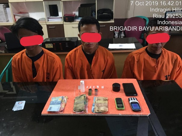 Tiga pemuda di Tembilahan ditangkap polisi saat mengkonsumsi narkoba sabu (foto/rgo)