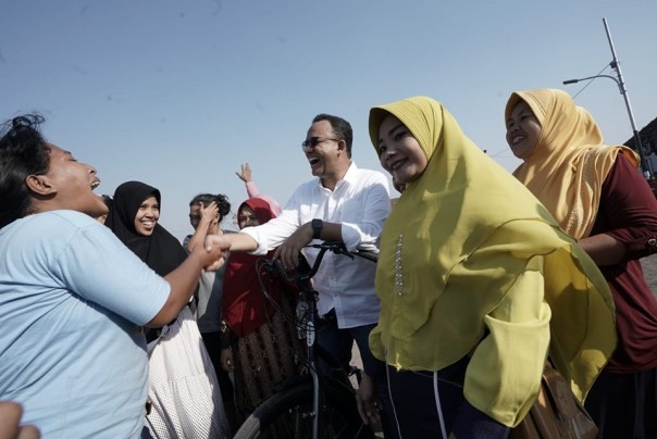 Gubernur DKI Anies Baswedan bersama ibu-ibu kampung Aquarium
