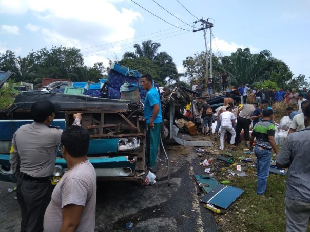 Kecelakaan maut terjadi di Jalan Lintas Pekanbaru - Kiliran Jao, Teluk Kuantan (foto/amri)