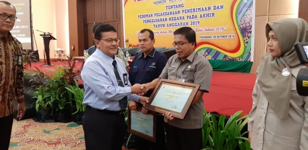KPU Riau Raih Penghargaan Satker Terbaik IV Dari KPPN Pekanbaru