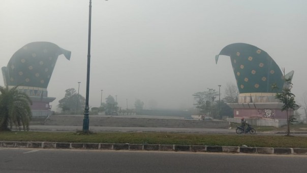 Stadion Utama Riau tertutupi kabut asap (foto/iqbal)