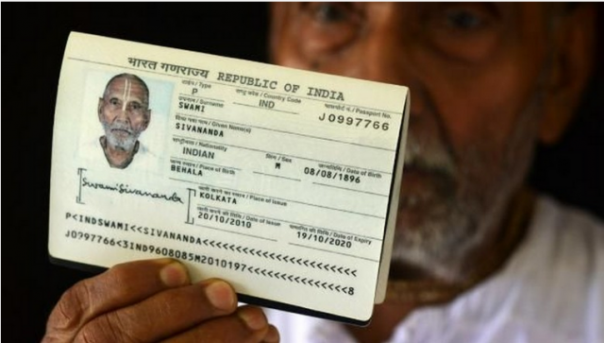 Sivananda memperlihatkan paspornya yang menunjukkan bahwa ia lahir pada tahun 1896 atau sudah berusia 123 tahun saat ini. Foto: int 