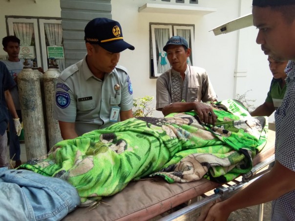 Petugas Jasa Raharja Lubuk Jambi Dery Sulaiman membantu mengevakuasi korban ke RS (Foto: Istimewa)