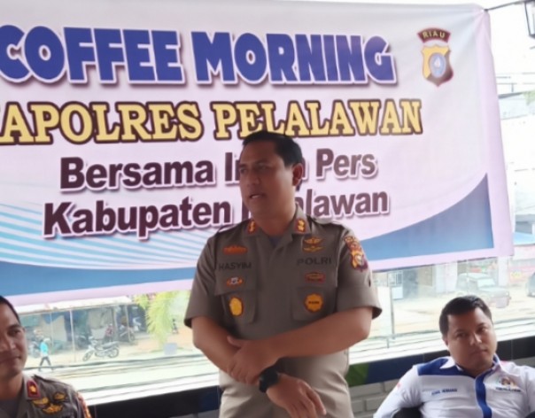 Kapolres Pelalawan AKBP M Hasyim Risahondua, S.Ik dan jajaran menggelar coffee morning (foto/ardi)