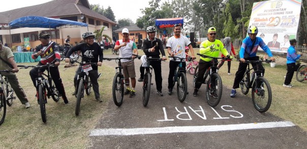 Bupati Kuantan Singingi, Drs H Mursini, M.Si mengikuti funbike atau sepeda santai (foto/zar)