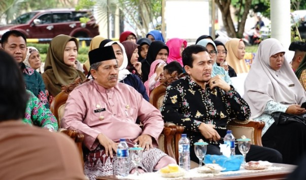 Kegiatan Festival Batik Siak ini dibuka oleh Bupati Siak Alfedri, Rabu (9/10/2019). Panitia memilih Taman Tengku Agung untuk lokasi kegiatan (foto/istimewa)