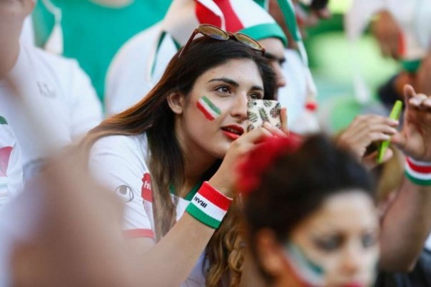 Kaum hawa di Iran akhirnya diperbolehkan menonton sepakbola di stadion negeri sendiri (foto/int)