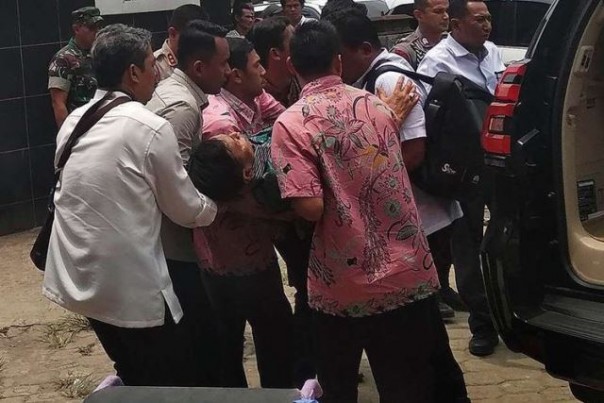 Menteri Wiranto digotong untuk mendapatkan perawatan di rumah sakit, setelah mengalami aksi penusukan di Pandeglang, Banten. Foto: int 