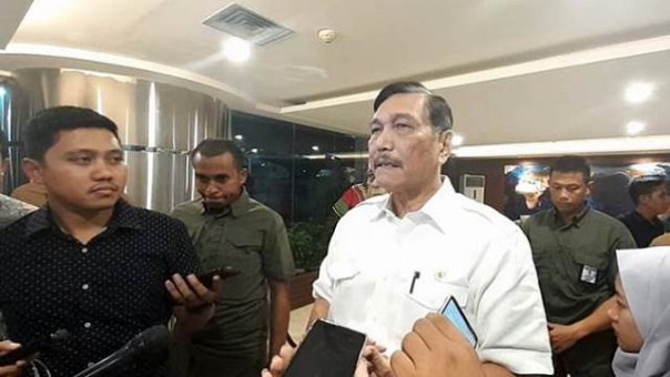 Menteri Luhut Binsar memberi keterangan usai menjenguk Menko Polhukam Wiranto. Foto: int 