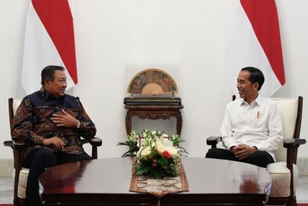Presiden Jowi berbincang dengan mantan Presiden SBY di Istana Merdeka, Jakarta, Kamis (10/10/2019). Foto: int 