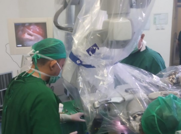 Eka Hospital Pekanbaru bersama PERHATI Pusat berhasil melakukan operasi Cochlear Implant yang dilakukan Operasi yang berlangsung selama 4 jam