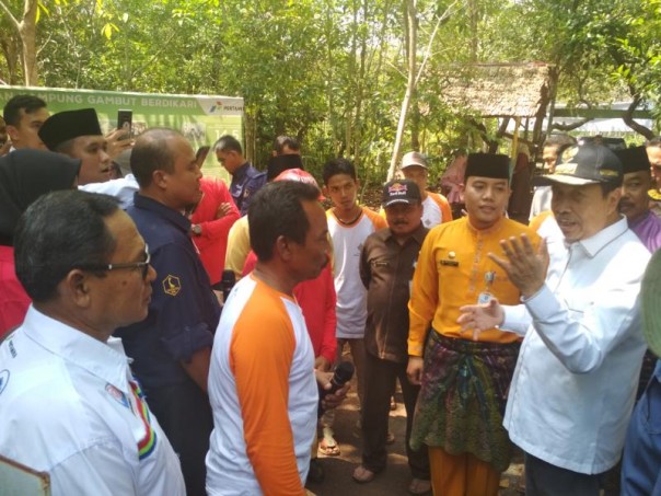 Gubernur Riau berbincang dengan masyarakat pengelola Arboretum