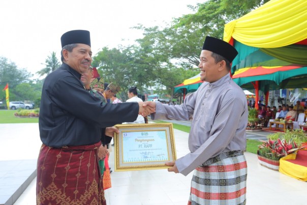 PT Riau Andalan Pulp and Paper (RAPP) meraih penghargaan Proiklim dari Bupati Siak, H Alfedri dalam melaksanakan program kampung iklim di wilayah binaannya (foto/istimewa)