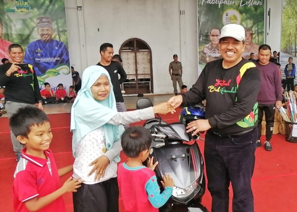 Asmianti, seorang ibu rumah tangga (IRT) warga Balai Kayang Dua, berhasil membawa pulang satu unit sepeda motor (foto/lin)