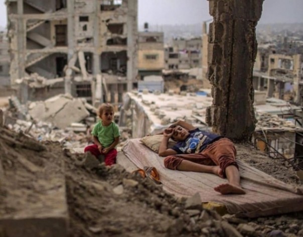 Anak-anak di Gaza, Palestina berada di reruntuhan rumah (foto/int)