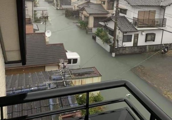 Meski dilanda banjir, kawasan pemukiman di Jepang ini tetap bersih. Hal ini yang membuat netizen jadi salah fokus. Foto: int 