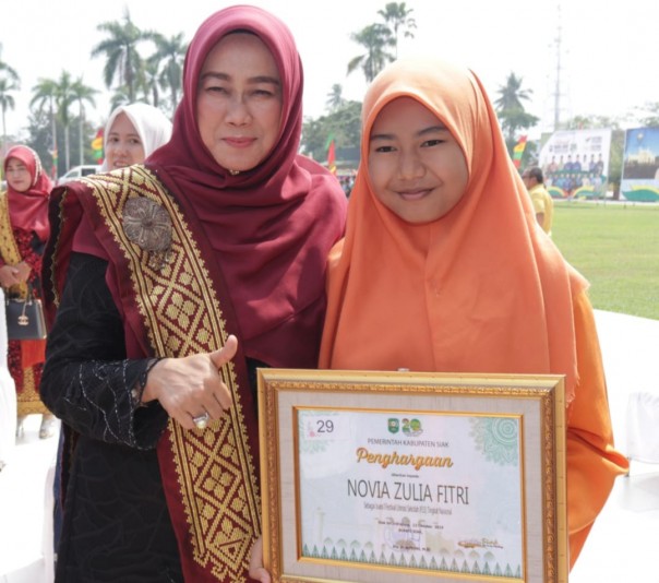 Juara 1 Lomba Berpantun pada Festival Literasi Sekolah (FLS) 2019 SMP tingkat Nasional (foto/lin)