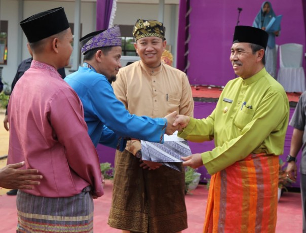 Warga Tumang Kecamatan Siak tersenyum simpul, saat melihat rombongan Gubernur Riau Syamsuar beserta Bupati Siak Alfedri (foto/lin)