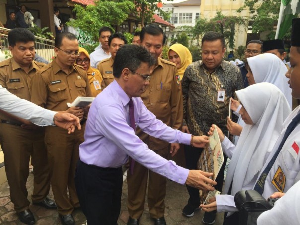 Bank Indonesia Perwakilan Riau bersama Pemerintah Kota (Pemko) Pekanbaru dan Kanwil BNI, melakukan penyerahan Kartu Smart Madani dan Kartu Identitas Anak di SMP N 4 Pekanbaru (Foto: istimewa)