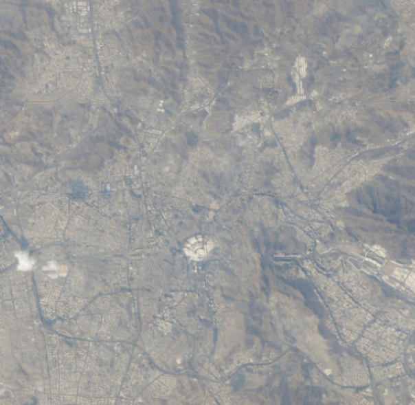 Titik putih di tengah adalah Kota Makkah yang difoto dari luar angkasa. Keberadaannya tampak begitu kontras dibanding kondisi di sekitarnya. Foto: int 