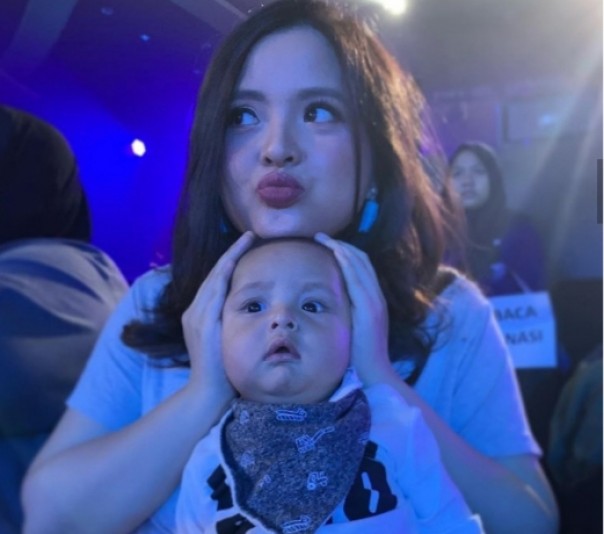 Tasya Kamila bersama bayinya yang bikin netizen gemas (foto/int)