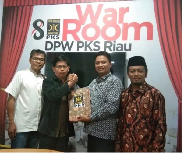 Dewan Pengurus Daerah (DPD) Partai Keadilan Sejahtera Pelalawan, telah menyerahkan berkas bakal Calon Bupati dan Wakil Bupati Pelalawan kepada DPW PKS Provinsi Riau (foto/ardi)