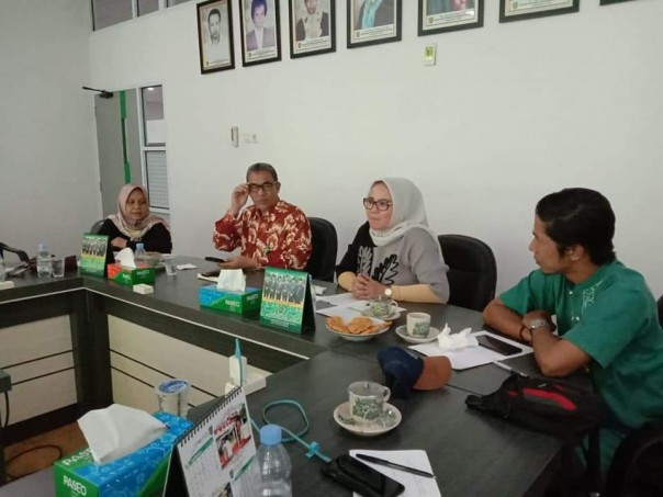 Anggota DPRD Riau Ade Hartati dan Ketua FPJ Riau Luzi Diamanda bersama Wakil Rektor III Riau dalam meeting persiapan acara MoU dan Seminar RUU KUHP